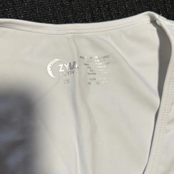 ZYIA cropped Women's White Sleeveless Top - Picture 2 of 2